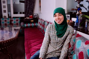 Foto Alia Azzouzi thuis op de bank. Zij staat positief tegenover orgaandonatie.