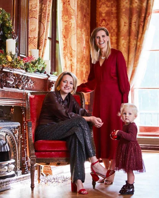 Foto Tante Ronella, moeder Hannah en Ziva poseren in kerstkleding voor de fotograaf.