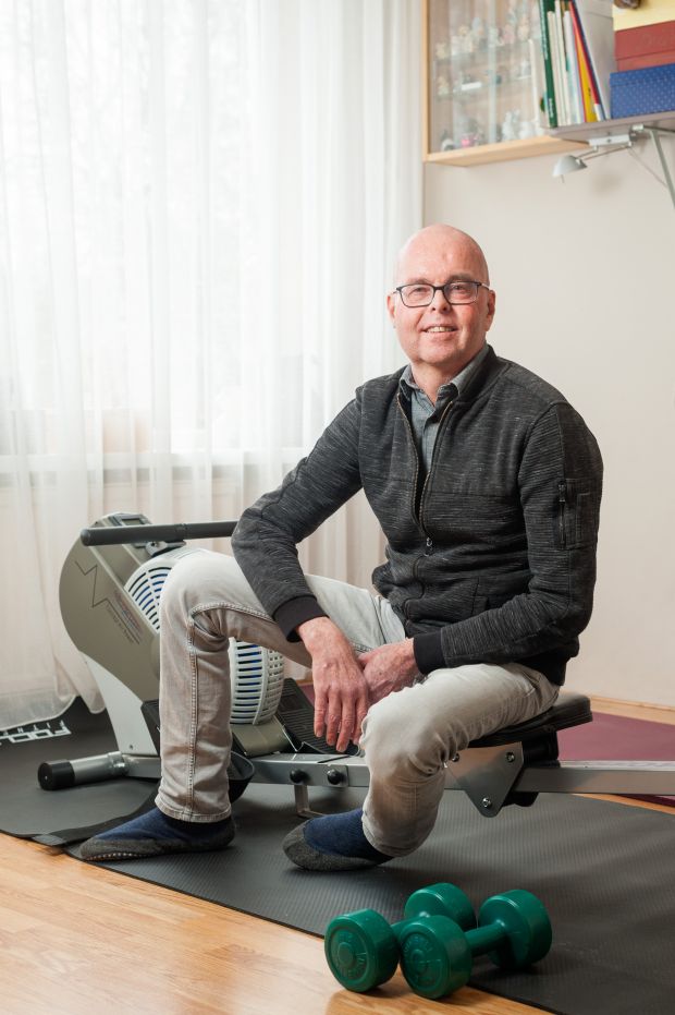 Foto Aris Jan van Ek, zit op zijn roeitrainer.