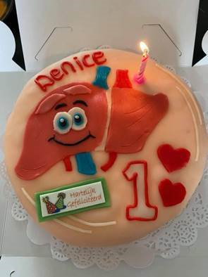 Op dit plaatje ziet u een taart die speciaal voor de eerste transplantatieverjaardag van Denice is gemaakt.