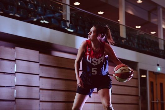Foto Michelle Tijssen, aan het basketballen.