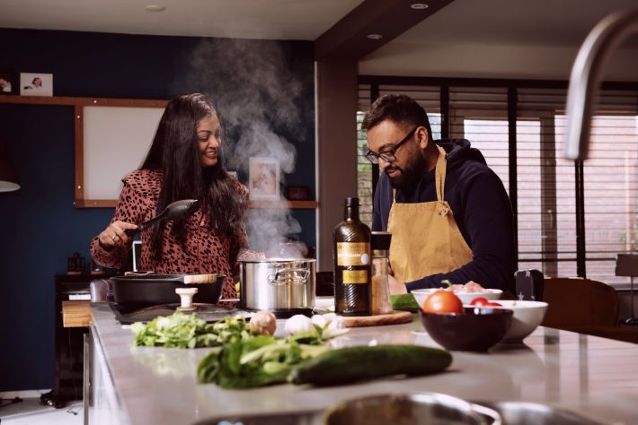 Foto Shanette en Shaties. Ze zijn samen aan het koken.