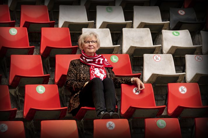 Foto Elly Visser. Ze zit in Toms stoel in het stadion van FC Twente.