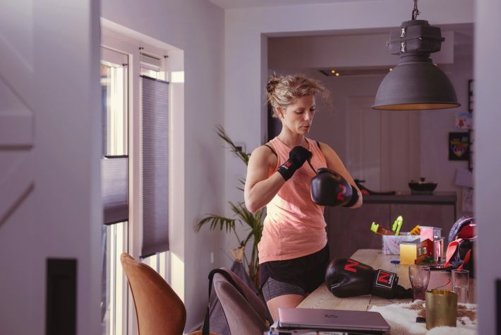 Foto Iris van Gelder. Ze maakt zich klaar voor haar bokszaktraining.