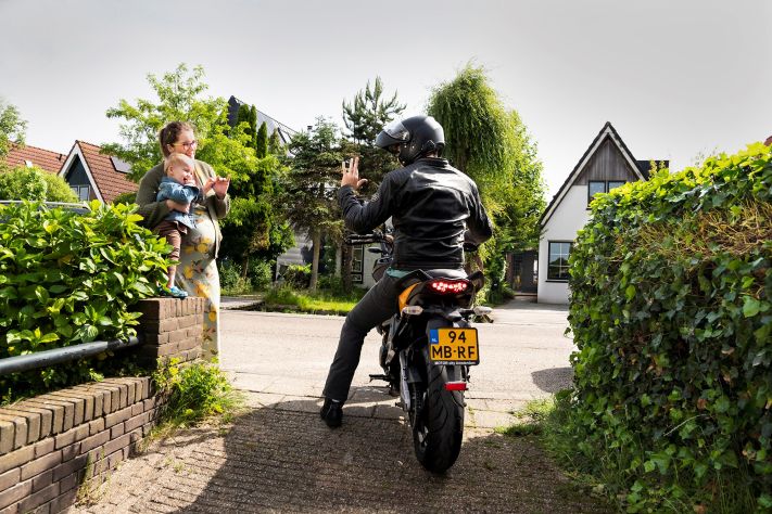 Hier zie je een foto van Jelger, zijn vrouw en kind.