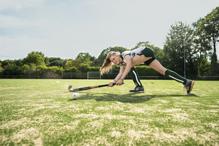 Foto Bo Hofkes op het hockeyveld. Na een bottransplantatie kan ze haar favoriete sport weer uitoefenen.