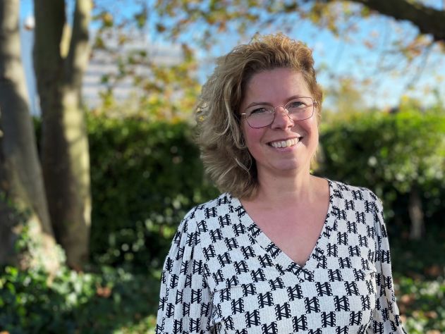 Op de foto staat Eveline van Dieten, manager van de afdeling donorvoorlichting, communicatie en onderwijs