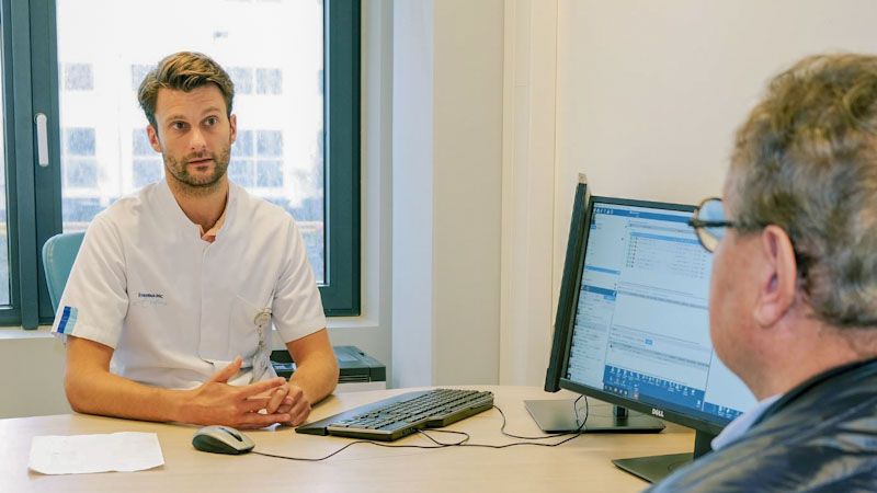 Ziekenhuisapotheker Midas Mulder in gesprek met een patiënt.