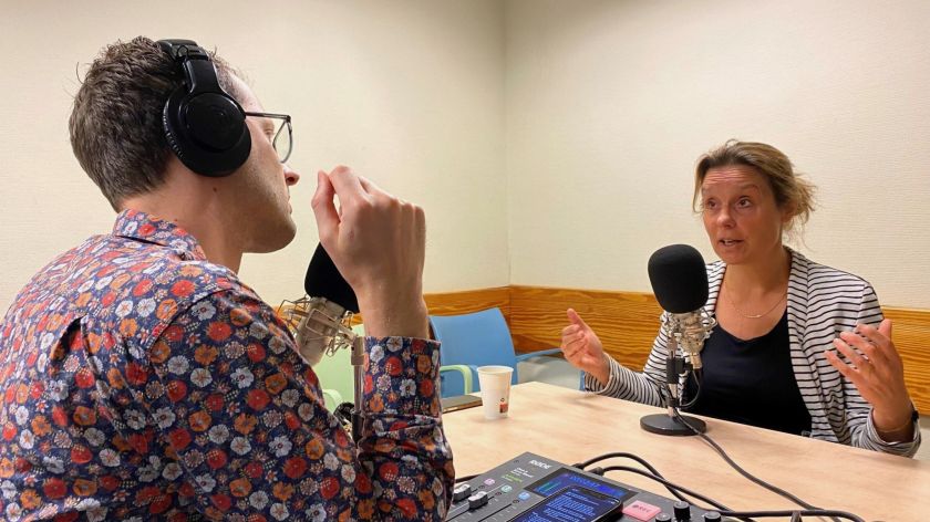 Zegert van der Linde in gesprek met podcastgast Mathilde