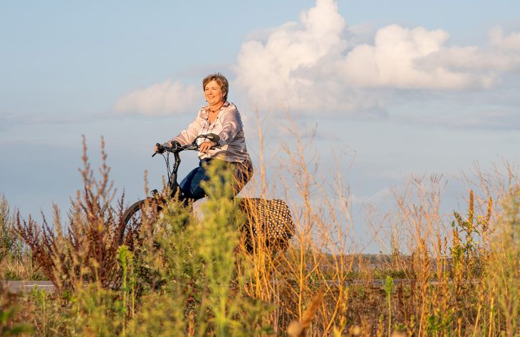 Een foto van Linda in de buitenlucht, op haar fiets.