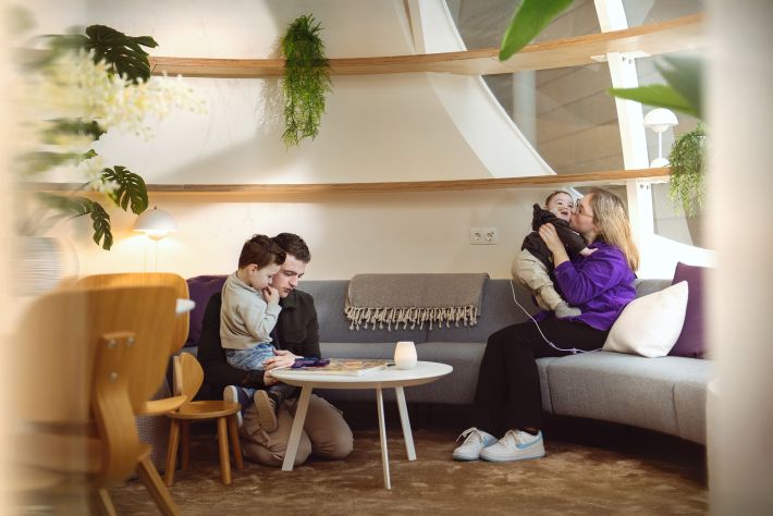 Lorenzo en zijn ouders in de wachtkamer